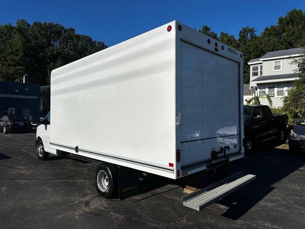 Used 2022 GMC Savana 3500 Extended w/ Power Convenience Package RWD image 3