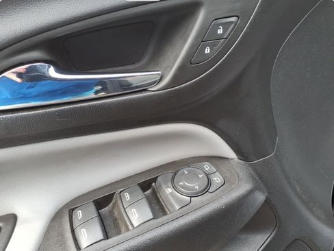 Used 2023 Chevrolet Equinox LS image 17