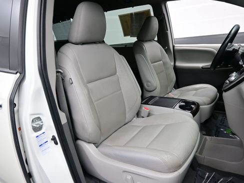 Used 2020 Toyota Sienna XLE w/ XLE Navigation Package AWD/4WD image 14