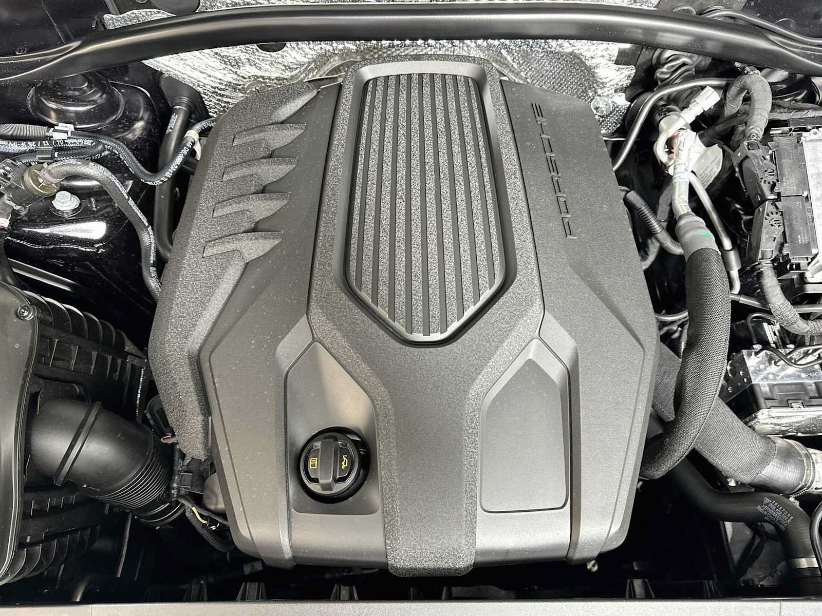 Certified 2025 Porsche Macan AWD/4WD image 31