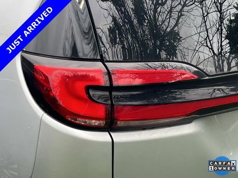 Used 2024 Chrysler Pacifica Pinnacle FWD image 9