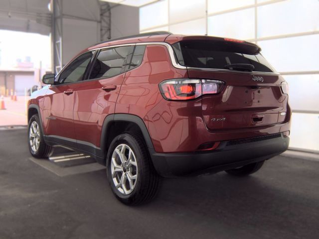 Used 2025 Jeep Compass Latitude w/ Sun & Sound Group AWD/4WD image 7