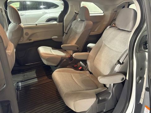 Used 2021 Toyota Sienna LE image 22