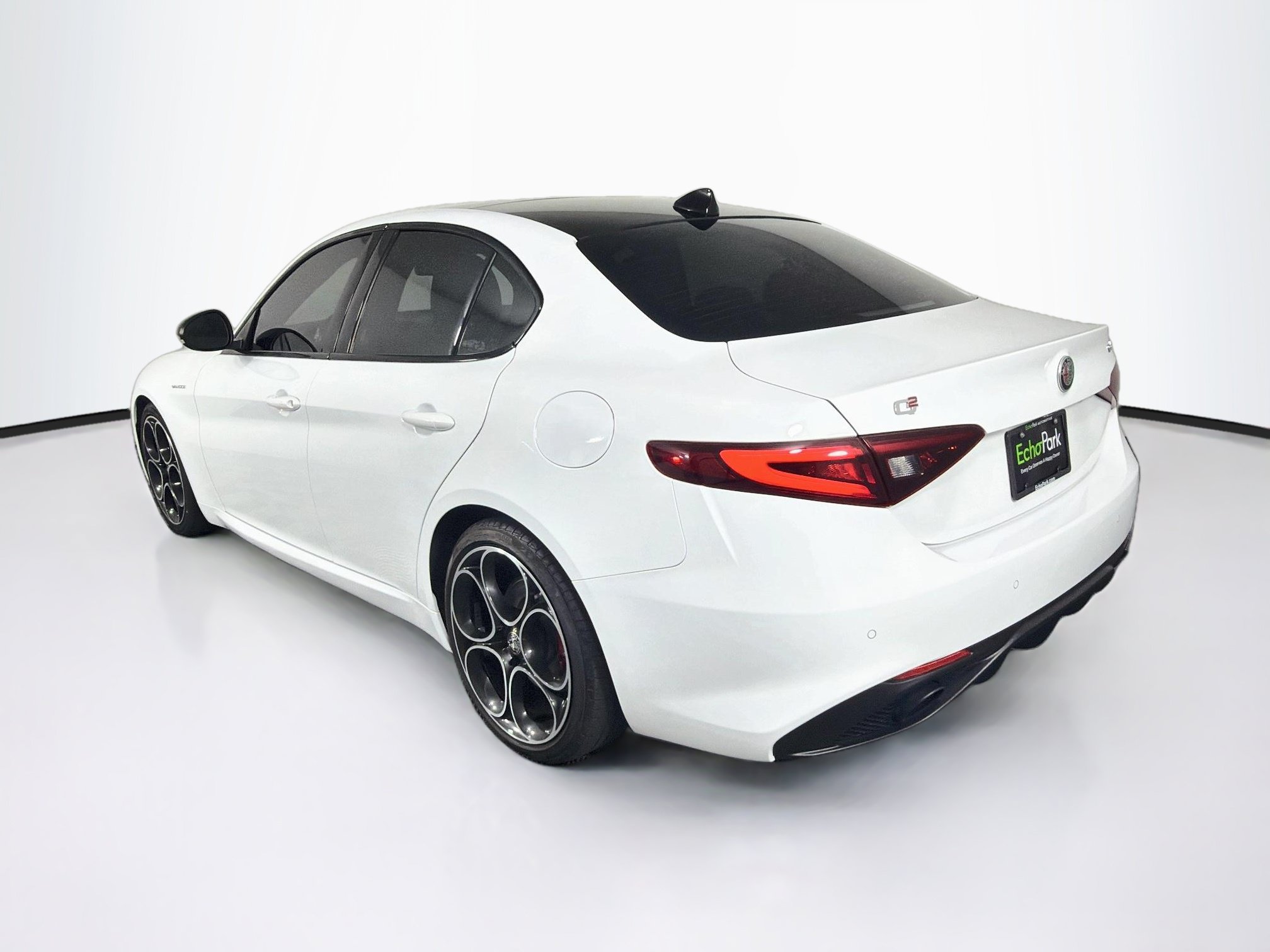 Used 2023 Alfa Romeo Giulia Veloce RWD image 5