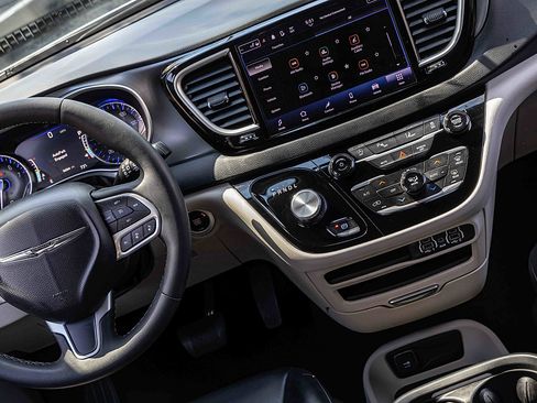 Used 2023 Chrysler Pacifica Touring-L FWD image 19