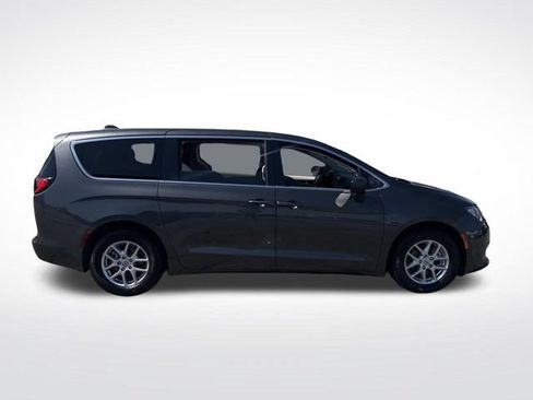 Used 2023 Chrysler Voyager LX FWD image 9