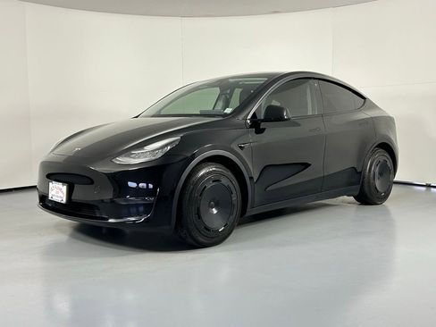 Used 2021 Tesla Model Y Long Range image 4