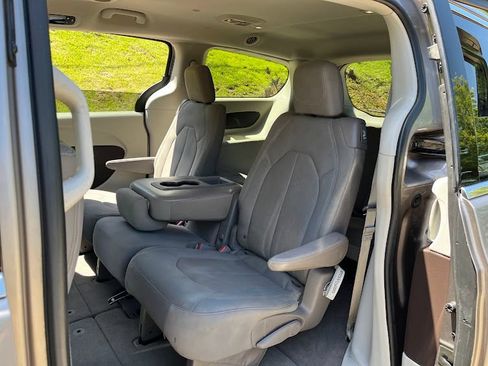 Used 2017 Chrysler Pacifica Touring FWD image 42