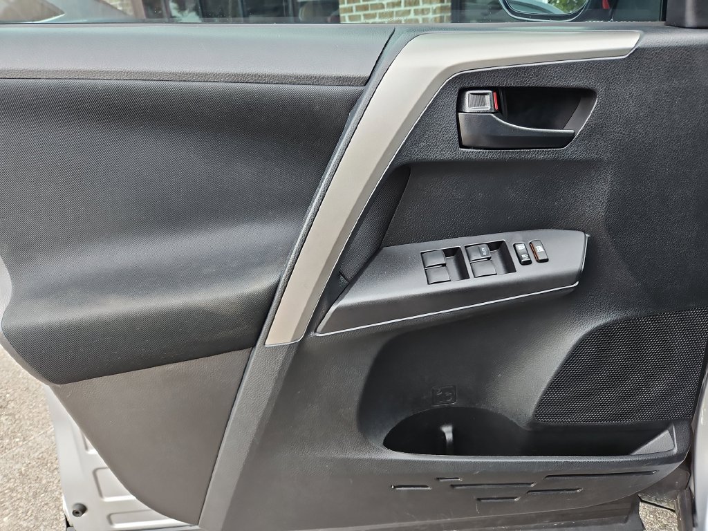 Used 2017 Toyota RAV4 LE FWD image 23