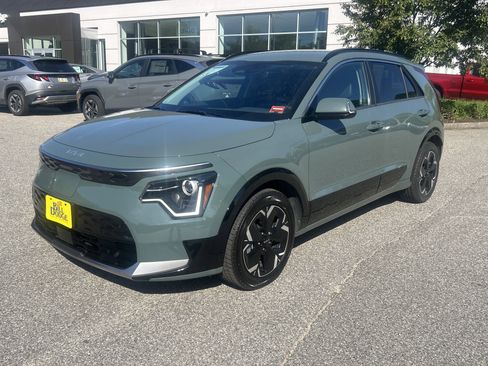 Used 2024 Kia Niro Wind w/ Wind Preserve Package FWD image 1