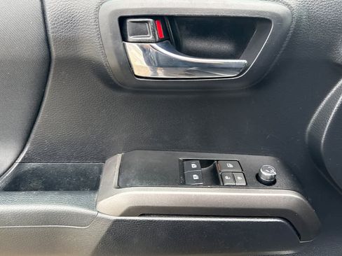 Used 2018 Toyota Tacoma TRD Sport w/ Technology Package RWD image 11