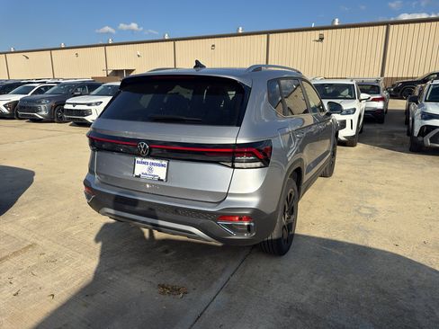 New 2026 Volkswagen Taos SE FWD image 5