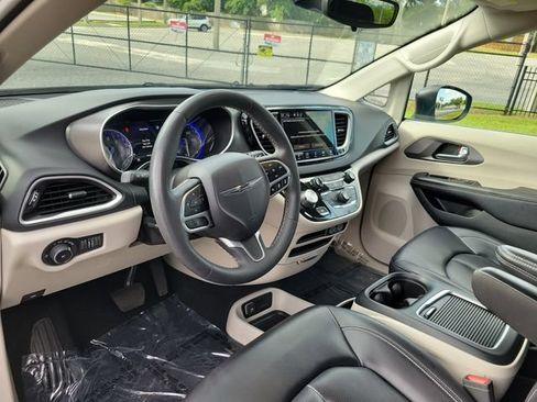 Used 2023 Chrysler Pacifica Touring-L FWD image 16