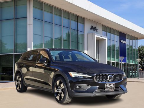 Certified 2023 Volvo V60 B5 Cross Country Plus w/ Climate Package image 2