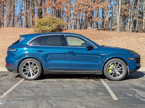 Certified 2025 Porsche Cayenne Coupe AWD/4WD image 8