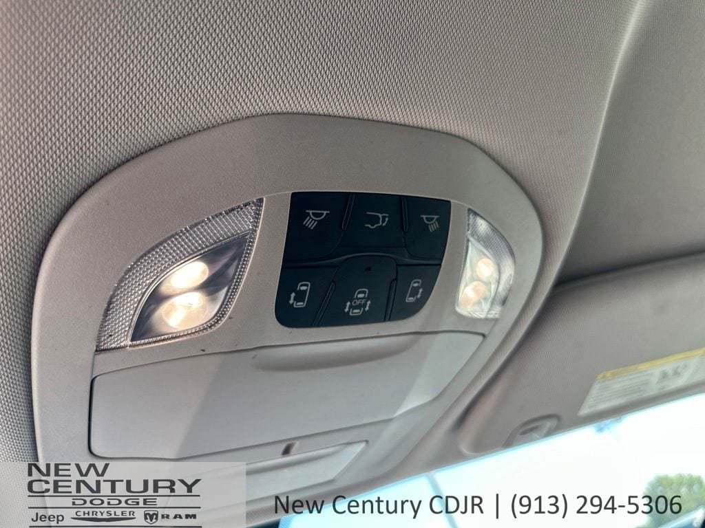 Used 2022 Chrysler Voyager LX FWD image 19
