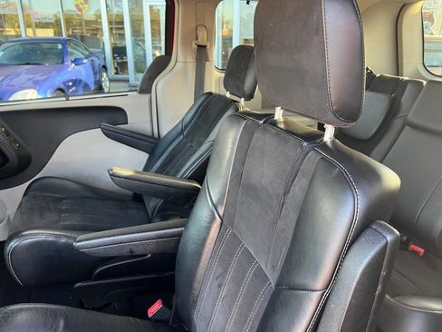 Used 2014 Chrysler Town & Country Touring-L image 24