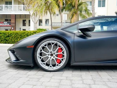 Used 2022 Lamborghini Huracan EVO RWD image 13
