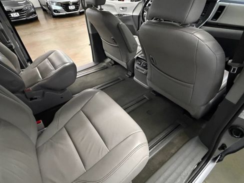 Used 2018 Toyota Sienna XLE Premium AWD/4WD image 20