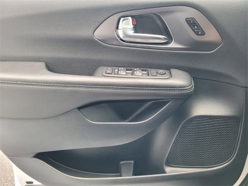 New 2026 Chrysler Pacifica Select image 21