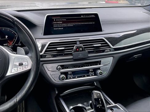 Used 2022 BMW 740i w/ M Sport Package RWD image 8