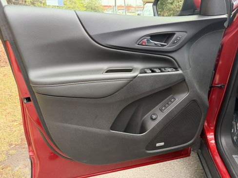 Used 2023 Chevrolet Equinox Premier image 11