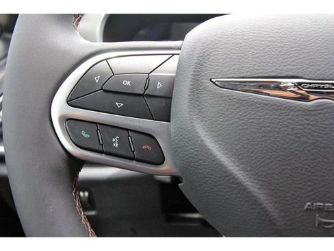Used 2025 Chrysler Pacifica Pinnacle FWD image 18