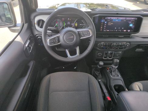 Used 2025 Jeep Wrangler Unlimited Sahara AWD/4WD image 17