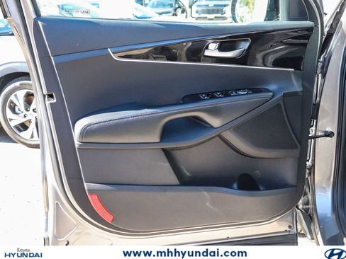 Used 2019 Kia Sorento FWD V6 image 18