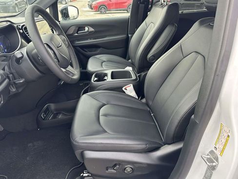 New 2026 Chrysler Pacifica Select image 13