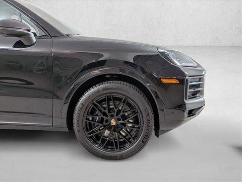 Certified 2025 Porsche Cayenne AWD/4WD image 11