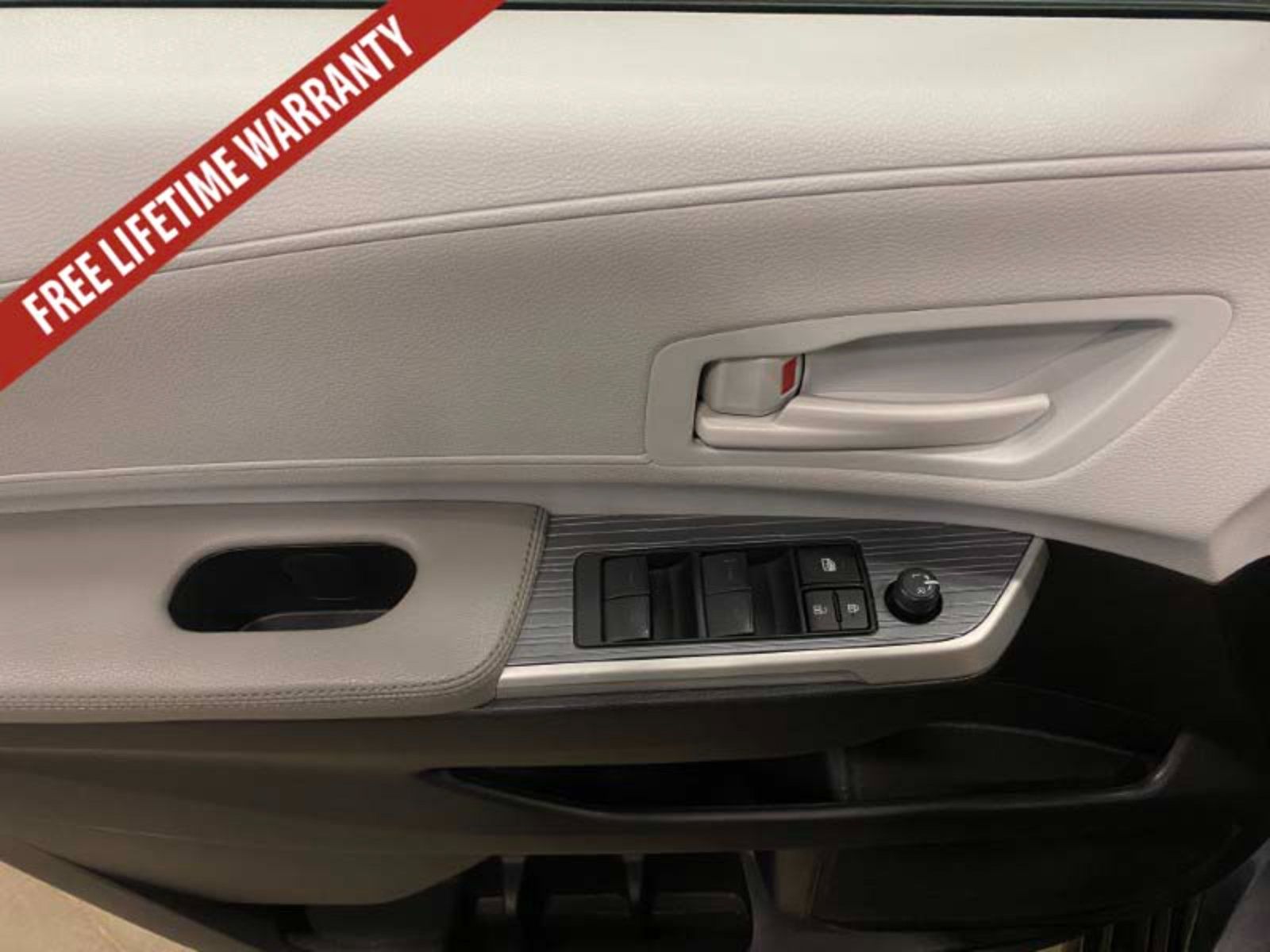 Used 2025 Toyota Sienna LE FWD image 33