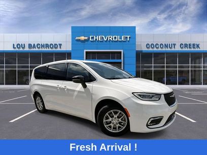 Used 2025 Chrysler Pacifica Select