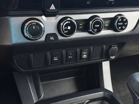 Used 2017 Toyota Tacoma SR5 AWD/4WD image 25