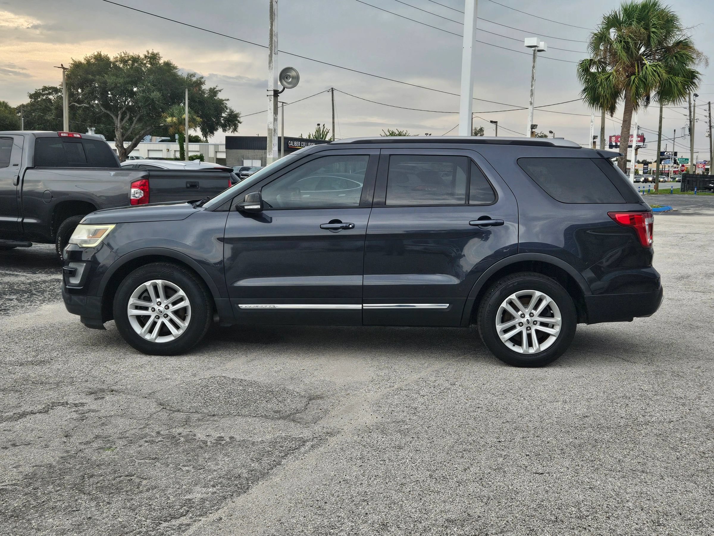 Used 2017 Ford Explorer XLT w/ Equipment Group 202A FWD image 4