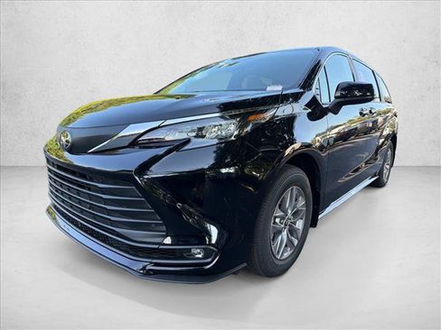 Used 2026 Toyota Sienna XLE FWD image 7