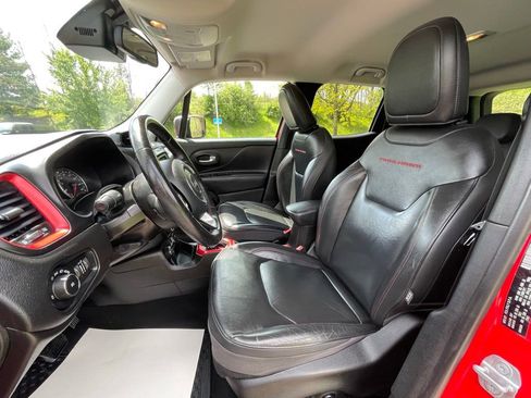 Used 2017 Jeep Renegade Trailhawk w/ Premium Trailhawk Package AWD/4WD image 26