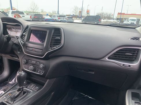 Used 2019 Jeep Cherokee Latitude Plus w/ Comfort/Convenience Group image 20