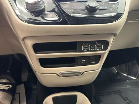Used 2022 Chrysler Pacifica Touring-L FWD image 38