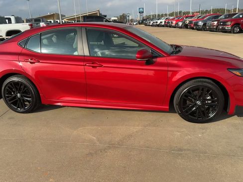 Used 2025 Toyota Camry SE image 2