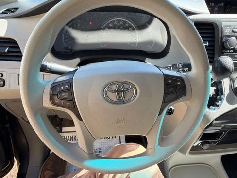 Used 2013 Toyota Sienna LE w/ Towing Pkg FWD image 11