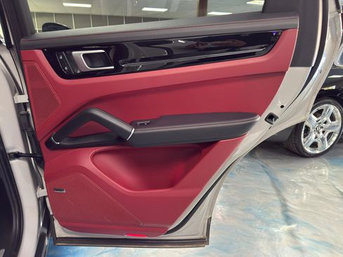 Used 2022 Porsche Cayenne Platinum Edition w/ Premium Package Plus image 15