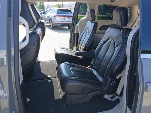 Used 2023 Chrysler Pacifica Touring-L FWD image 21
