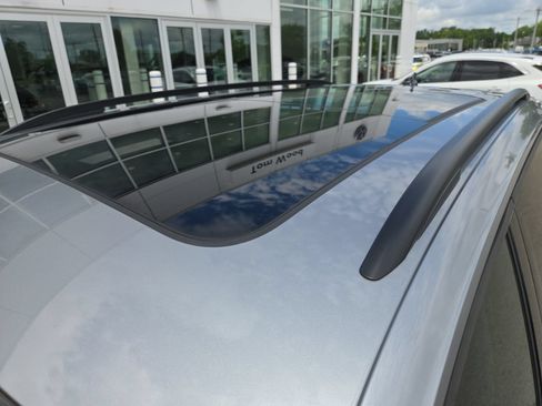 Certified 2023 Volkswagen Tiguan SE R-Line FWD image 15