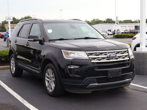 Used 2018 Ford Explorer XLT w/ Equipment Group 202A AWD/4WD image 3