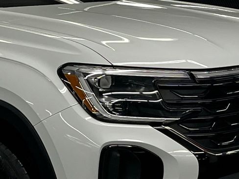 Used 2025 Volkswagen Atlas Cross Sport SE image 41