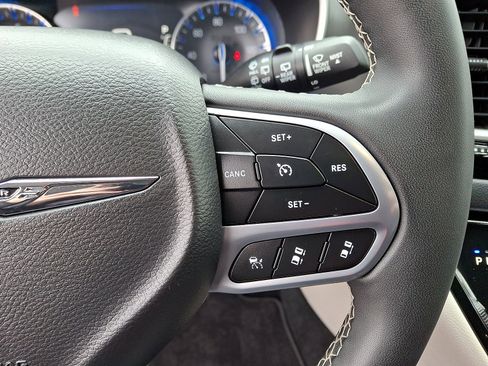 Used 2024 Chrysler Pacifica Touring-L image 18