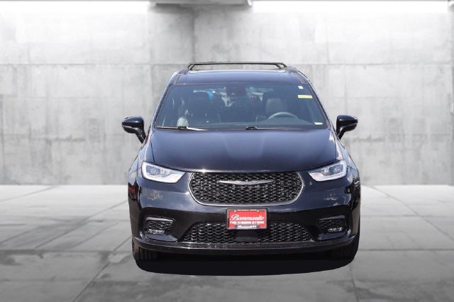 Used 2025 Chrysler Pacifica Limited FWD image 4