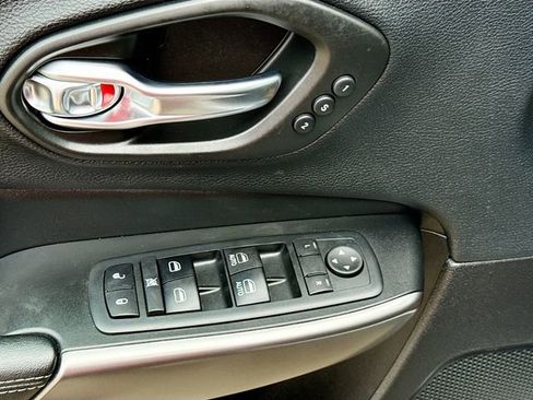 Used 2020 Jeep Cherokee Limited image 18