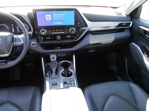 New 2024 Toyota Highlander Limited image 11